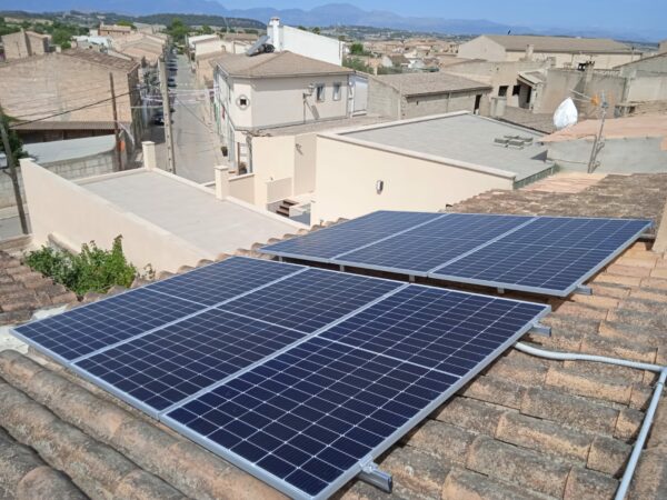 Instal·lació fotovoltaica a Maria de la Salut.